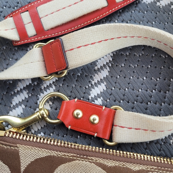 Vintage Coach Signature C Canvas crossbody purse - Picture 5 of 7